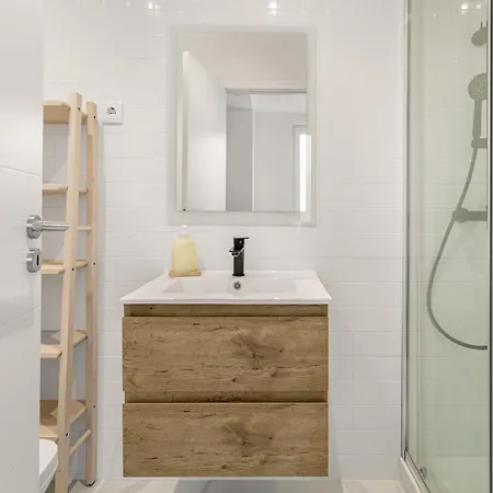 Apartment Joivy Minimalistic W Patio In Principe Real